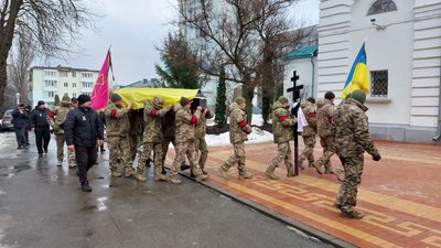 “Ми сподівалися, що виживе”: у Сумах попрощались із воїном Олександром Грінченком “Ми сподівалися, що виживе”: у Сумах попрощались із воїном Олександром Грінченком