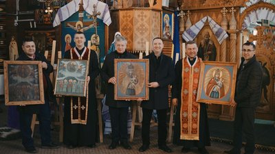 "Могли б потрапити на смітник". У Ворохті на Франківщині освятили дві старовинні ікони орієнтовно XVII століття "Могли б потрапити на смітник". У Ворохті на Франківщині освятили дві старовинні ікони орієнтовно XVII століття