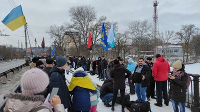 "Живий ланцюг" через Ворсклу: у Полтаві відбулась акція до Дня Соборності "Живий ланцюг" через Ворсклу: у Полтаві відбулась акція до Дня Соборності