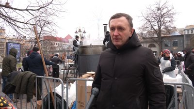 В Івано-Франківську зварили дві тонни куті та пригостили нею охочих В Івано-Франківську зварили дві тонни куті та пригостили нею охочих