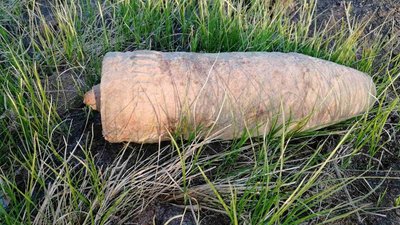 Жителі Кіровоградської області знайшли у полі 14 артилерійських снарядів