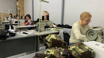 У Тернополі волонтери виготовляють сумки для аптечок