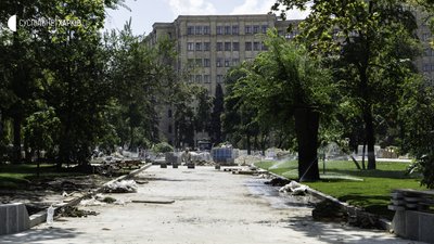 У сквері на майдані Свободи прибрали половину паркану У сквері на майдані Свободи прибрали половину паркану