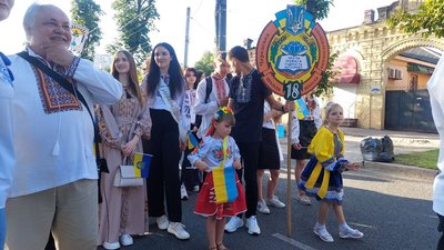 У вишиванках та з прапорами: у Черкасах випускники подякували ЗСУ У вишиванках та з прапорами: у Черкасах випускники подякували ЗСУ