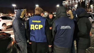 Хабар за непризов до армії: начальника військкомату на Харківщині затримали правоохоронці Хабар за непризов до армії: начальника військкомату на Харківщині затримали правоохоронці