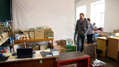 У Житомирі у приміщенні навколокультурного простору надають гуманітарну допомогу родинам У Житомирі у приміщенні навколокультурного простору надають гуманітарну допомогу родинам