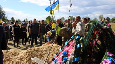 Поховання бійця на місцевому кладовищі