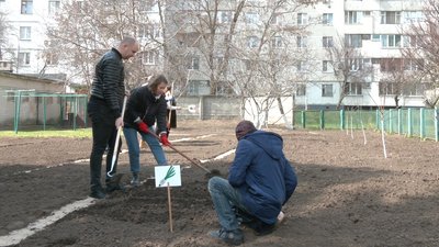 Черкащани долучилися до всеукраїнської ініціативи "Сади Перемоги"