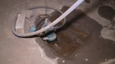 В Миколаєві жителі підтоплених будинків вимушені боротися з ґрунтовими водами самотужки