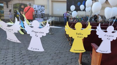 В Ужгороді провели акцію "Реквієм за дитячою мрією"