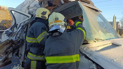 дтп, Павлоград, рятувальники визволяють поранену жінку
