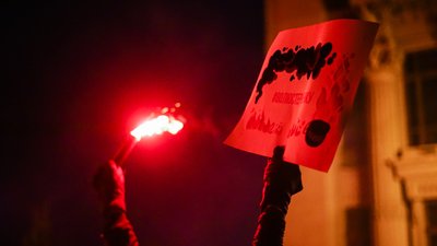 "Не чуєш? Побачиш". Прихильники Стерненка облили ОП червоною фарбою та влаштували феєрверк "Не чуєш? Побачиш". Прихильники Стерненка облили ОП червоною фарбою та влаштували феєрверк