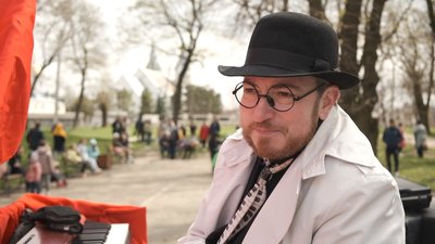 "Джаз — то музика вільних людей". Піаніст-віртуоз влаштував концерт просто неба на Вінниччині "Джаз — то музика вільних людей". Піаніст-віртуоз влаштував концерт просто неба на Вінниччині