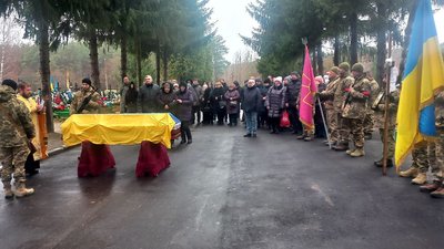 "Казав: мама щоб не знала". У Сумах поховали загиблого воїна Олександра Шевченка "Казав: мама щоб не знала". У Сумах поховали загиблого воїна Олександра Шевченка