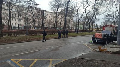 У центрі Дніпра горів автомобіль: що відомо У центрі Дніпра горів автомобіль: що відомо