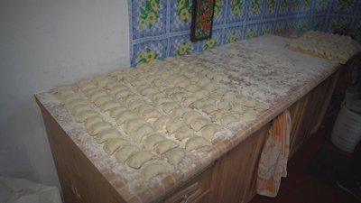 За раз наліплюють до трьох тисяч вареників. На Вінниччині За раз наліплюють до трьох тисяч вареників. На Вінниччині