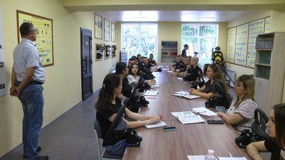 Слухачки перших водійських курсів для людей з інвалідністю у Кам'янці - Подільському, вивчають теорію. Слухачки перших водійських курсів для людей з інвалідністю у Кам'янці - Подільському, вивчають теорію.
