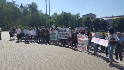 Просять дозволу обслуговувати клієнтів всередині – у Рівному пікетують міськраду