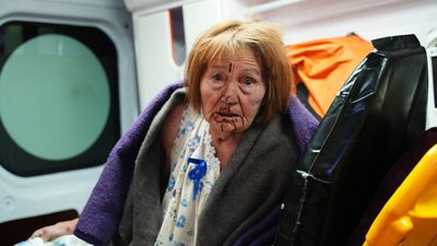 Поранена жінка в машині швидкої допомоги