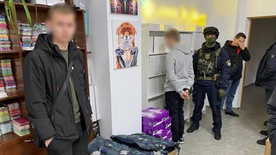 Навушники і смартгодинники: на Черкащині п'ятьох людей підозрюють у продажі підробок Навушники і смартгодинники: на Черкащині п'ятьох людей підозрюють у продажі підробок