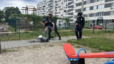 Поліцейські біля частини БпЛА на дитячому майданчику у Харкові, 4 червня 2026 року