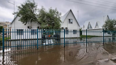 Злива у Коблевому, що на Миколаївщини, псує відпочинок туристів Злива у Коблевому, що на Миколаївщини, псує відпочинок туристів