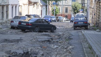 Машини не заїжджають. У Чернівцях на одній з вулиць майже повністю зруйнована дорога