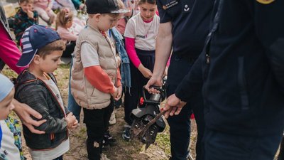 У навчаннях рятувальників участь взяли діти У навчаннях рятувальників участь взяли діти