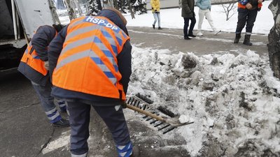 У Дніпрі комунальники розчищають ливнівки для приймання талого снігу