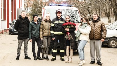 У Тернополі капітан служби порятунку освідчився дівчині перед станцією швидкої допомоги У Тернополі капітан служби порятунку освідчився дівчині перед станцією швидкої допомоги