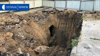 У Чернігові в мікрорайоні Шерстянка провалився каналізаційний колектор У Чернігові в мікрорайоні Шерстянка провалився каналізаційний колектор