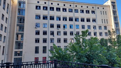 Окупанти РФ 23 липня поцілили у двір Харківського університету міського господарства — фото наслідків Окупанти РФ 23 липня поцілили у двір Харківського університету міського господарства — фото наслідків