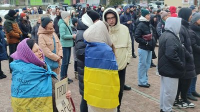 Черкасці зібралися на мітинг "Гроші на ЗСУ" біля будівлі міськради. 16.12.2023 Черкасці зібралися на мітинг "Гроші на ЗСУ" біля будівлі міськради. 16.12.2023