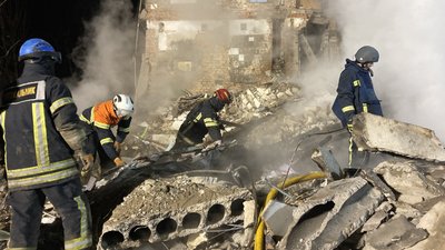 Рятувальники розбирають завали будинку на Академіка Проскури у Харкові