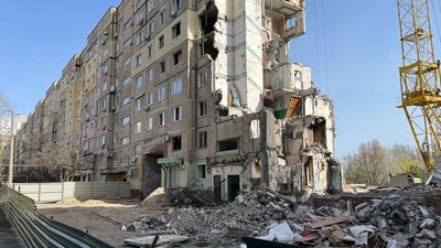 Будівельне сміття, будують насип, Дніпро