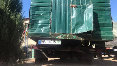 У результаті обстрілу постраждала адмінбудівля та службові авто