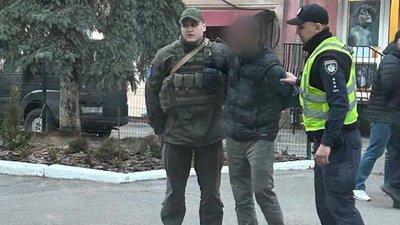 У центрі Тернополя пошкодили одну з декоративних писанок
