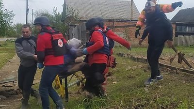 Обстріл Вовчанська: рятувальники дістали з-під завалів жінку Обстріл Вовчанська: рятувальники дістали з-під завалів жінку