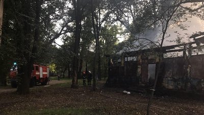 У парку в Одесі зайнялася покинута будівля У парку в Одесі зайнялася покинута будівля