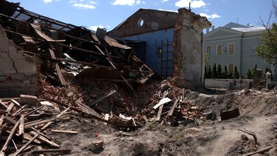 Перша толока: у Чернігові почали розбирати завали та рятувати цінності з молодіжного центру Перша толока: у Чернігові почали розбирати завали та рятувати цінності з молодіжного центру