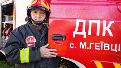 На Закарпатті допомагає гасити пожежі доброволець з Італії На Закарпатті допомагає гасити пожежі доброволець з Італії