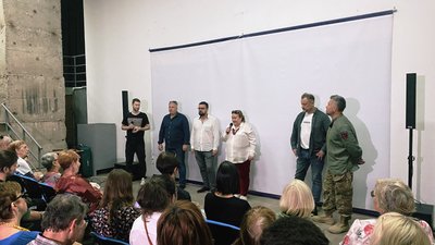 Команда фільму (зліва направо): модератор Алекс Малишенко, режисер Тарас Томенко, продюсер Пилип Іллєнко, акторка Ніна Набока, співпродюсер Ростислав Мартинюк, актор Геннадій Попенко Команда фільму (зліва направо): модератор Алекс Малишенко, режисер Тарас Томенко, продюсер Пилип Іллєнко, акторка Ніна Набока, співпродюсер Ростислав Мартинюк, актор Геннадій Попенко