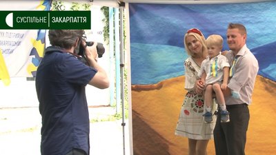 Акцію "Фото патріота" проводять на набережній Незалежності в Ужгороді Акцію "Фото патріота" проводять на набережній Незалежності в Ужгороді