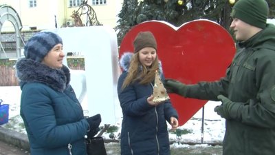 Нацгвардійці у Луцьку дарували ялинки
