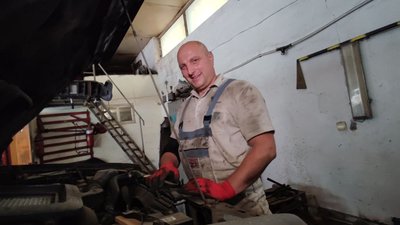 У Тернополі на одному з автосервісів безкоштовно ремонтують автомобілі для військових У Тернополі на одному з автосервісів безкоштовно ремонтують автомобілі для військових