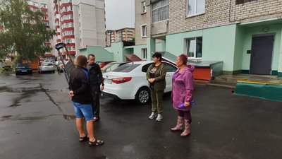 Мешканці будинку уже три роки борються з проблемою підтоплення будинку, але хто її має вирішувати, так і не знають.