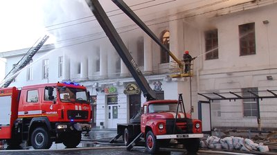Розслідування пожежі в історичній пам’ятці Полтави: переглядають відео та допитують свідків