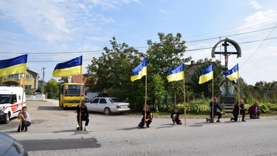 Зустрічали тіло загиблого на колінах. У Чернівецької області попрощались військовим
