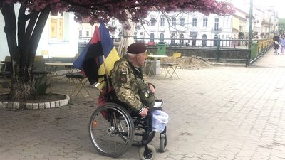 Мріє відвідати кожен куточок України: в Ужгороді волонтер з інвалідністю збирає гроші на підтримку ЗСУ Мріє відвідати кожен куточок України: в Ужгороді волонтер з інвалідністю збирає гроші на підтримку ЗСУ