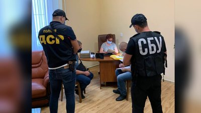 Обшуки в Закарпатській ОДА: підозри вручили чиновникам департаменту охорони здоров'я Обшуки в Закарпатській ОДА: підозри вручили чиновникам департаменту охорони здоров'я